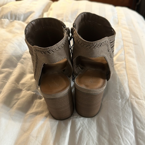 Universal Thread Heels - Picture 2 of 3